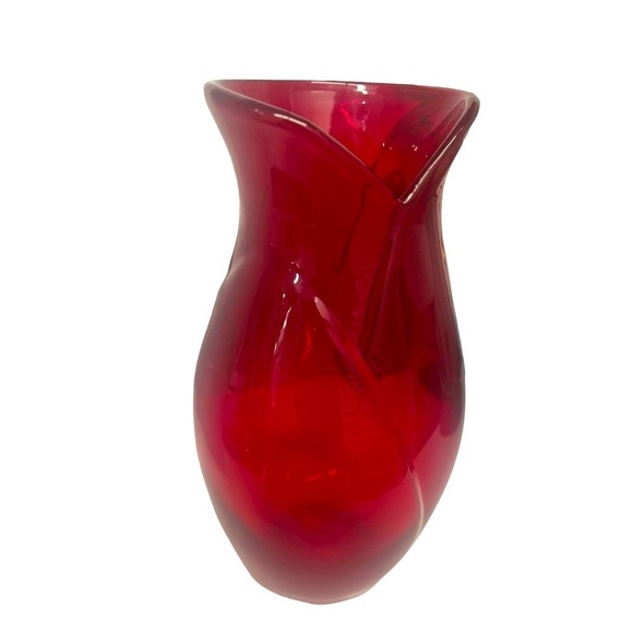 Vintage ruby red glass flower vase with tulip design. - Picture 1 of 7